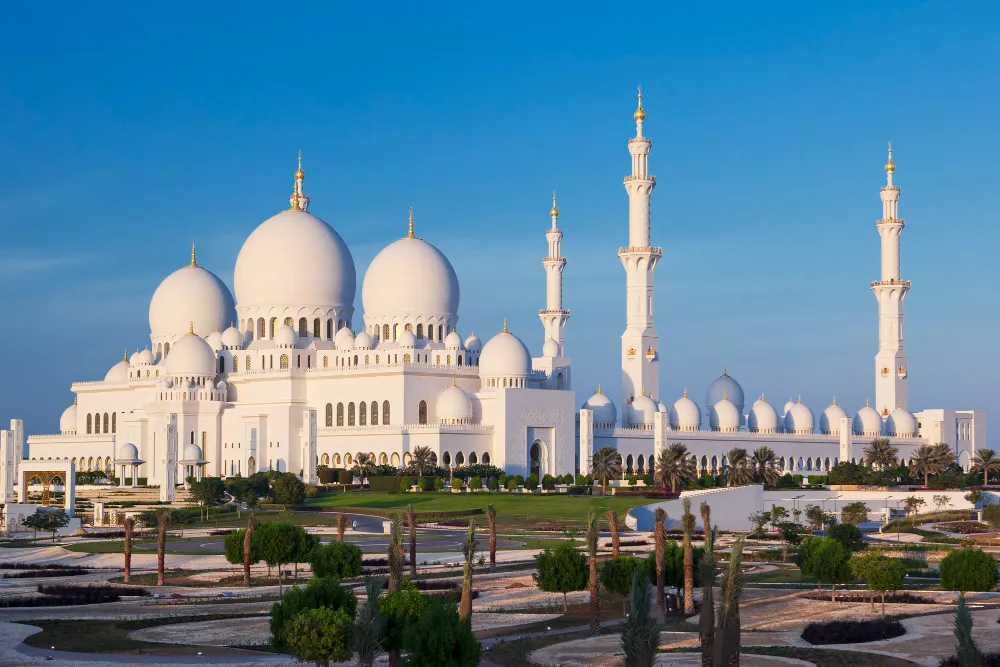 Kemewahan dan Religi: Panduan Mengunjungi Sheikh Zayed Grand Mosque, Abu Dhabi